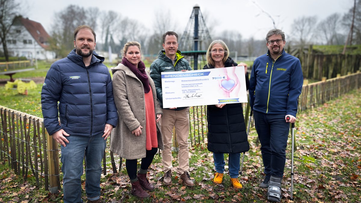 Dimitri Barichnowski, Filomena Hollmann, André Buitenhuis, Brigitta Müller and Benjamin Freiberger with the donation cheque Dimitri Barichnowski, Filomena Hollmann, André Buitenhuis, Brigitta Müller and Benjamin Freiberger with the donation cheque