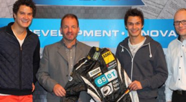 Mario Farnbacher stiftet Rennoverall auf der Essen Motorshow