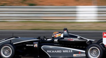 Formel 3 Fahrer setzen erste Zeitenmarken in Valencia