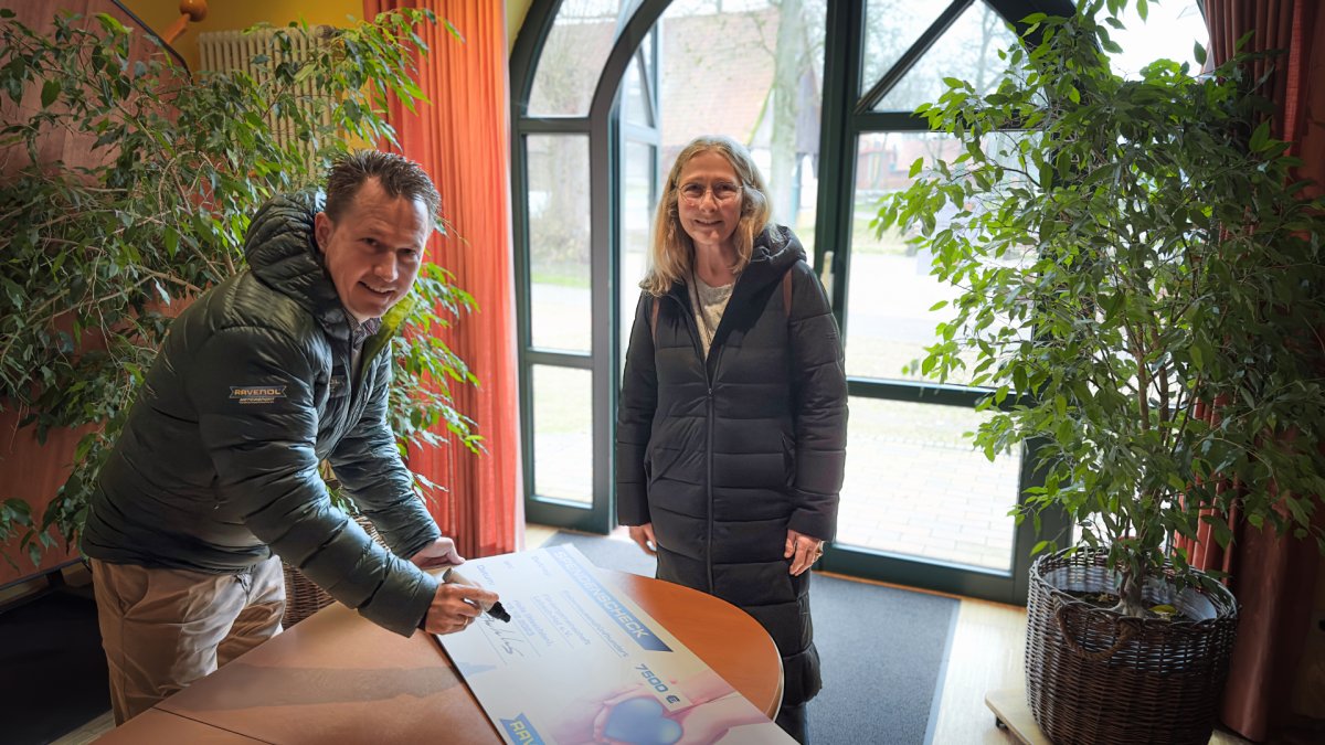 André Buitenhuis signs the contract