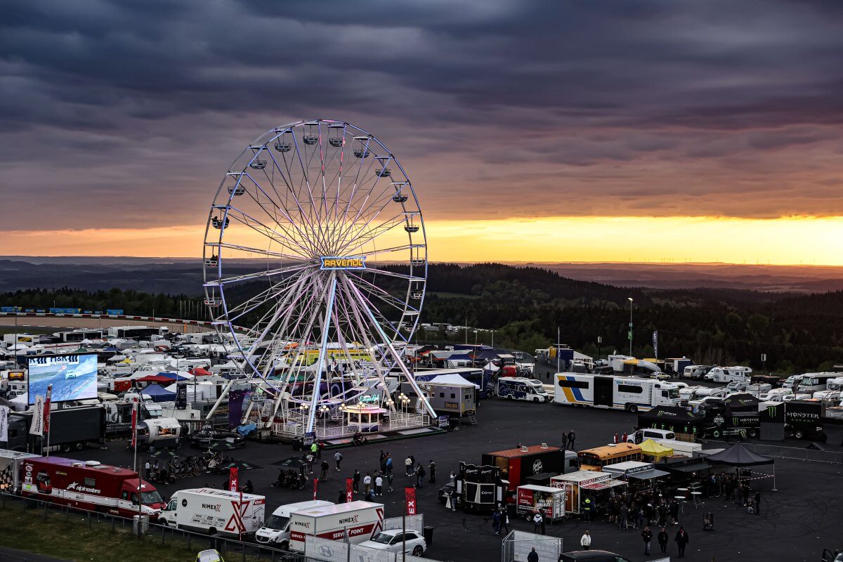 Das RAVENOL Riesenrand im Fahrerlager bei Nacht