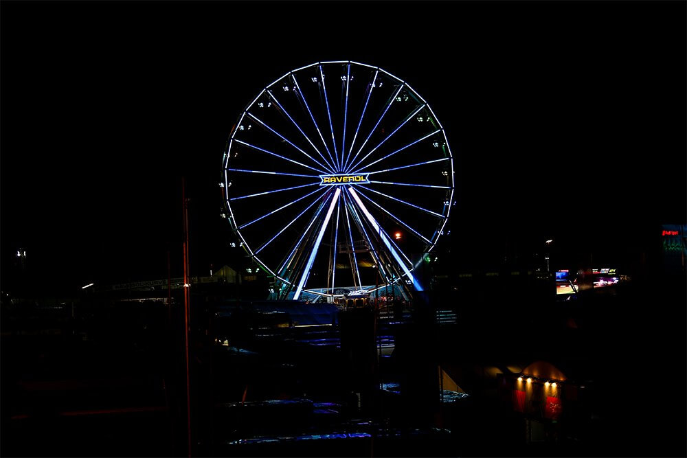 The RAVENOL Ferris wheel at night