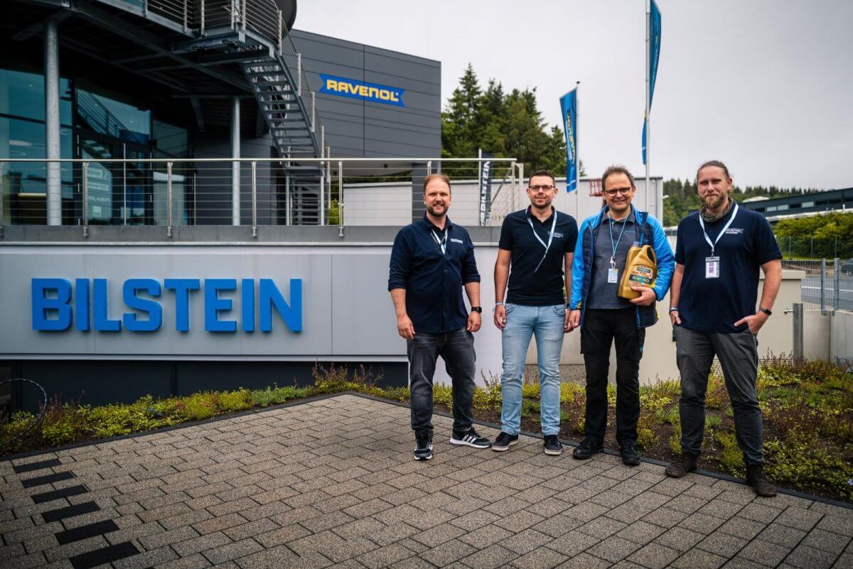 From left to right: Dimitri Barichnowski, RAVENOL; Dr. Markus Karsch, RAVENOL; Martin Flick, thyssenkrupp Bilstein; Alexander Nietiedt, RAVENOL 