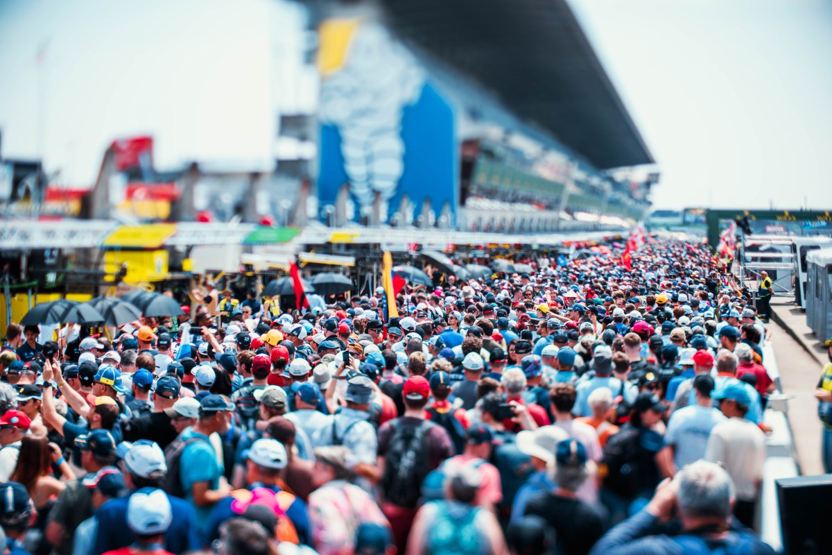 Crowd in the pit lane