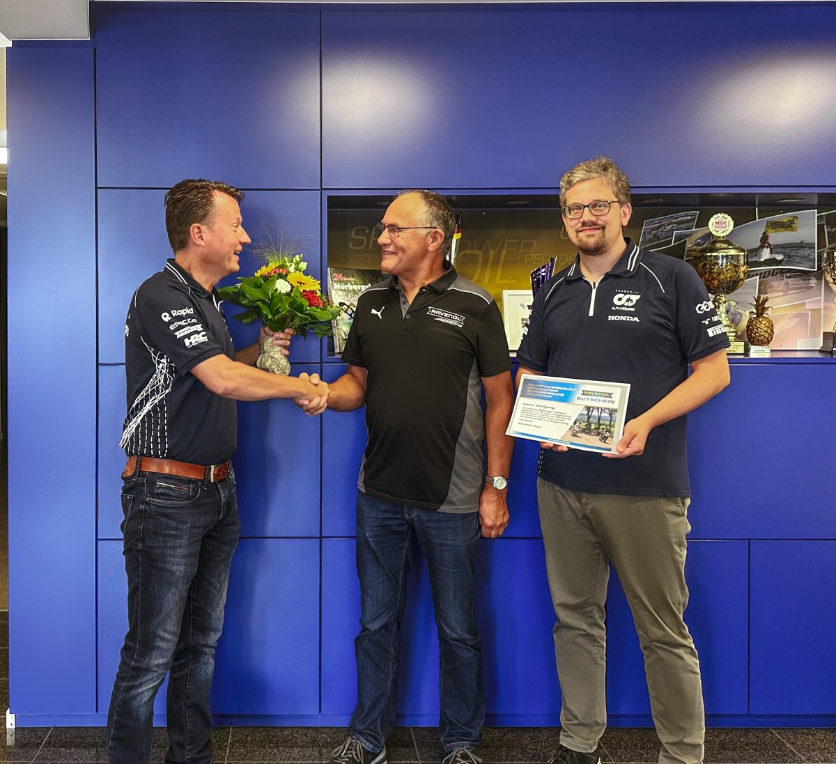 Wolfgang Hirschfeld bei der Geschenkübergabe