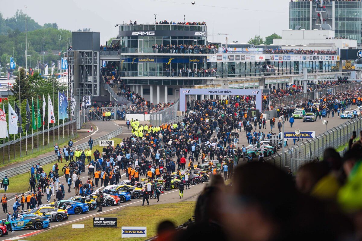 Die Startaufstellung ist mit den Besuchern gefüllt