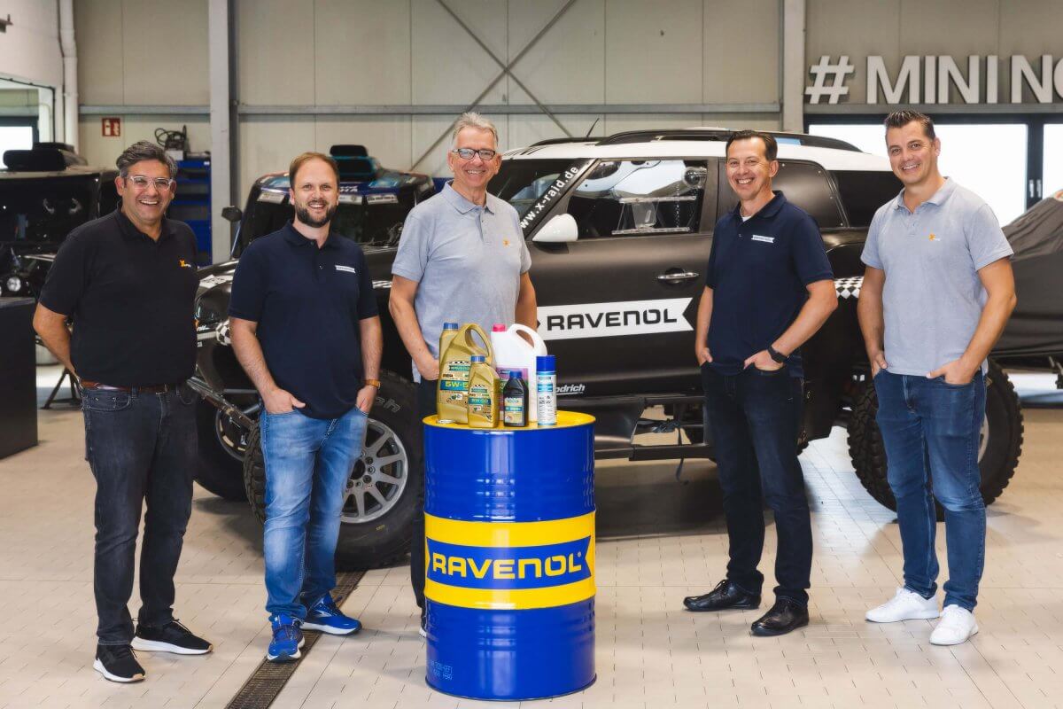 Gruppenbild mit den Beteiligten von X-Raid und RAVENOL