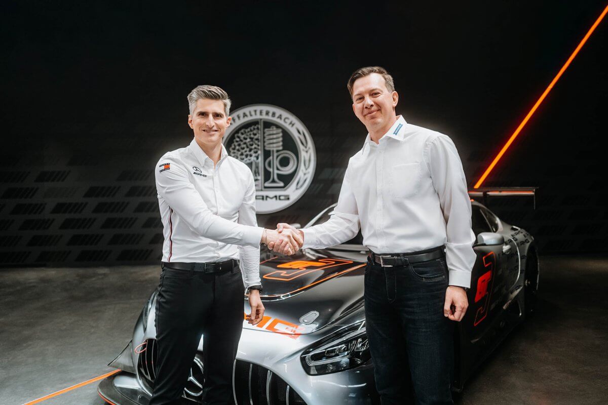 Christoph Sagemüller (Leiter Mercedes-AMG Motorsport) und Paul Becher (CEO RAVENOL) schlagen ein