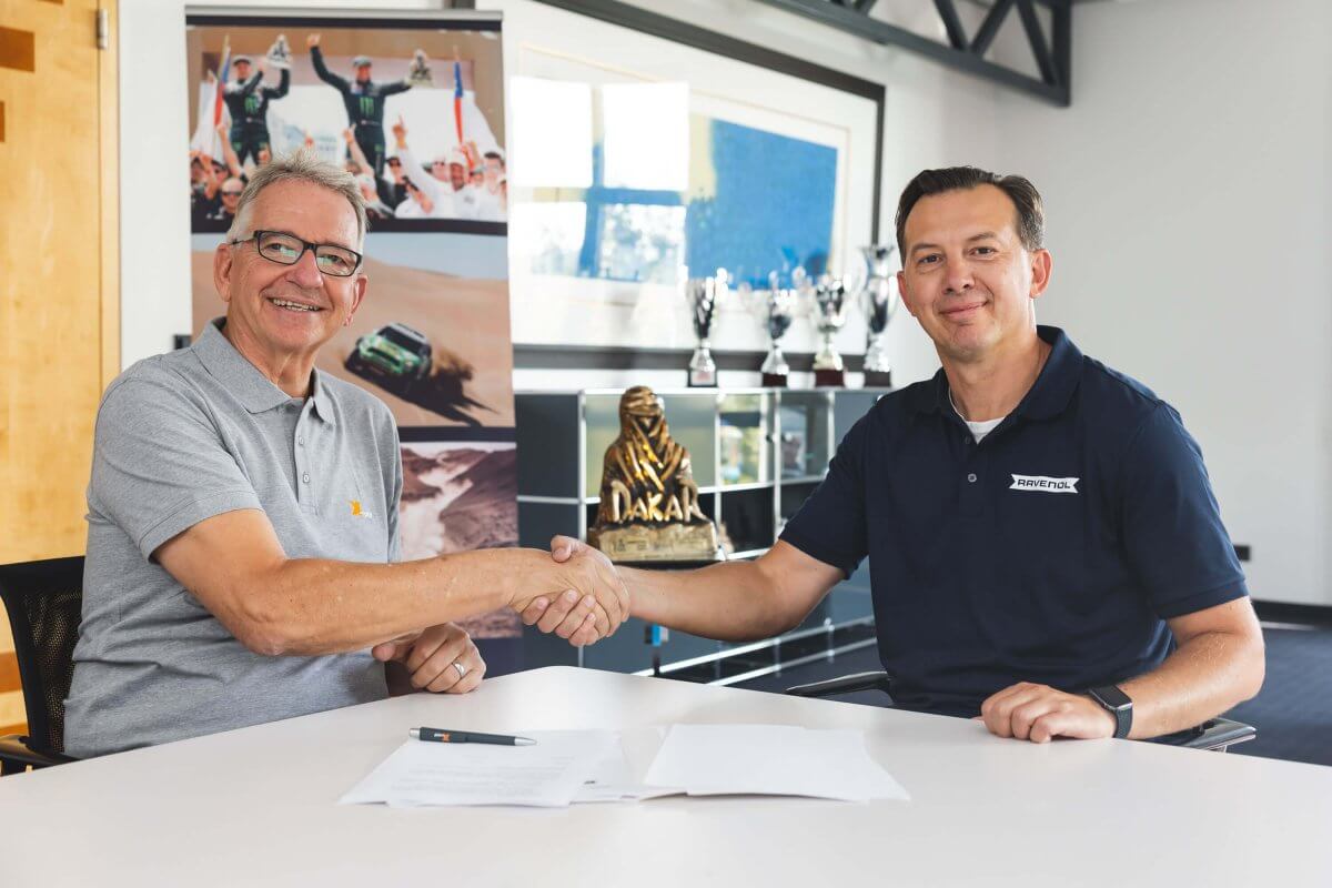 v.l.: Sven Quandt, Paul Becher bei der Vertragsunterschreibung