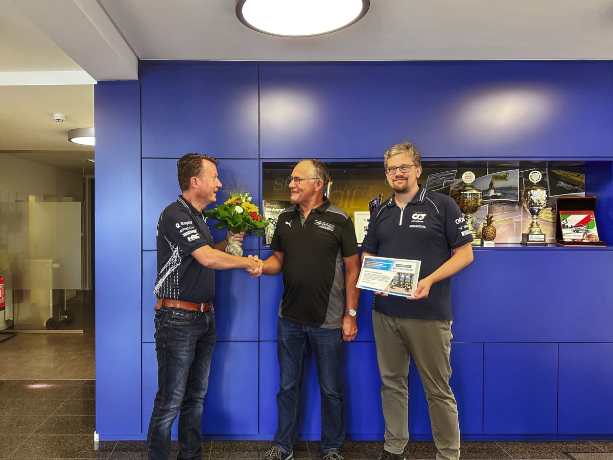 Wolfgang Hirschfeld presenting the gift