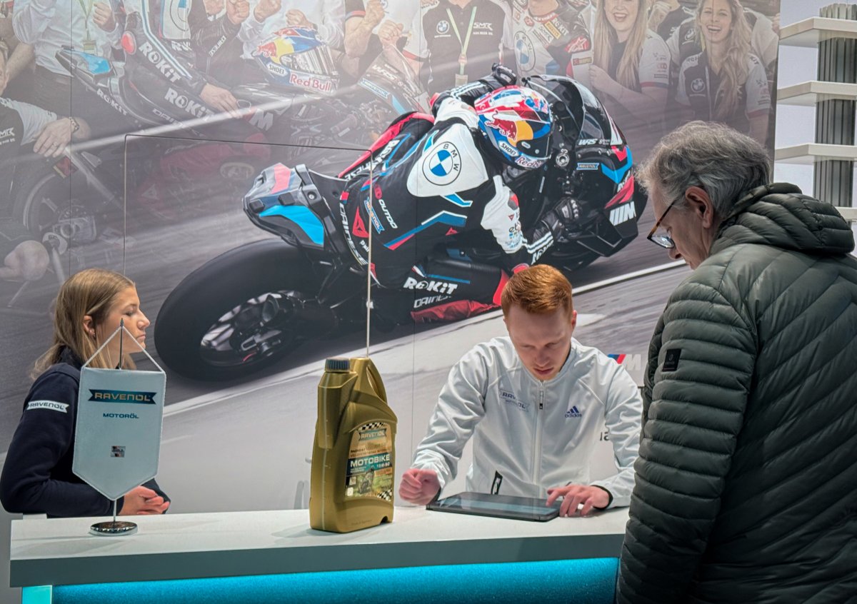 Gespräch zwischen Mitarbeiter und Kunden