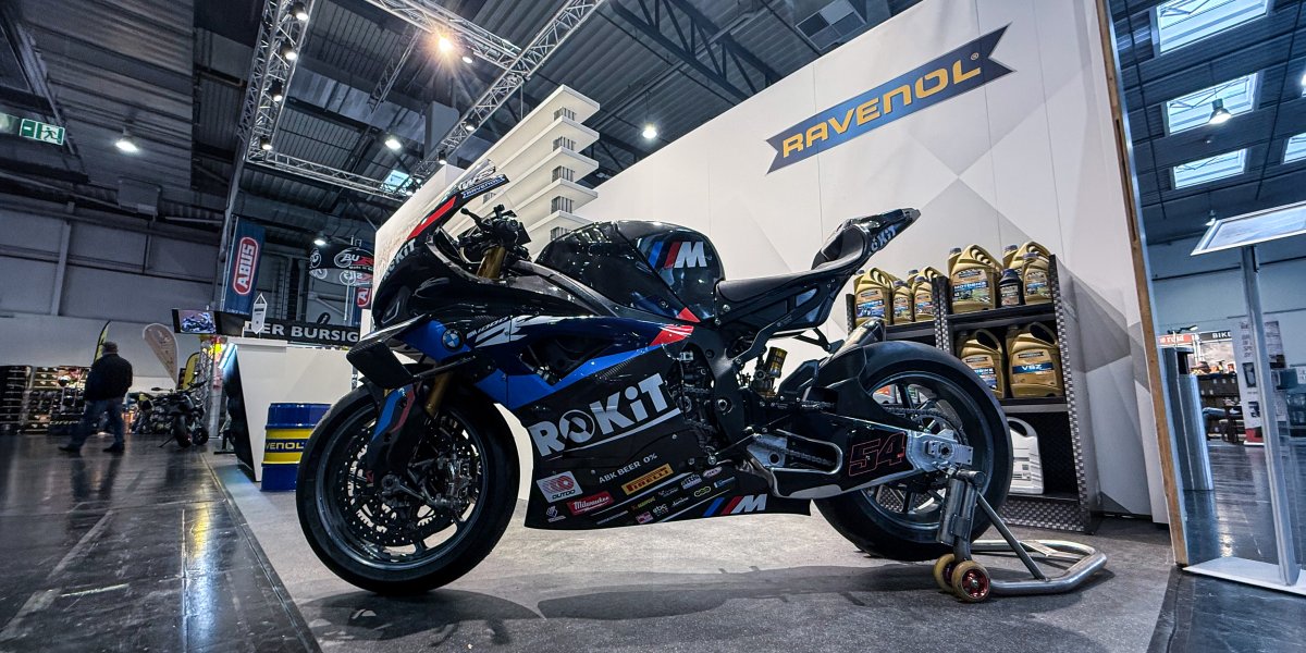 Messestand mit dem Superbike aus der WorldSBK