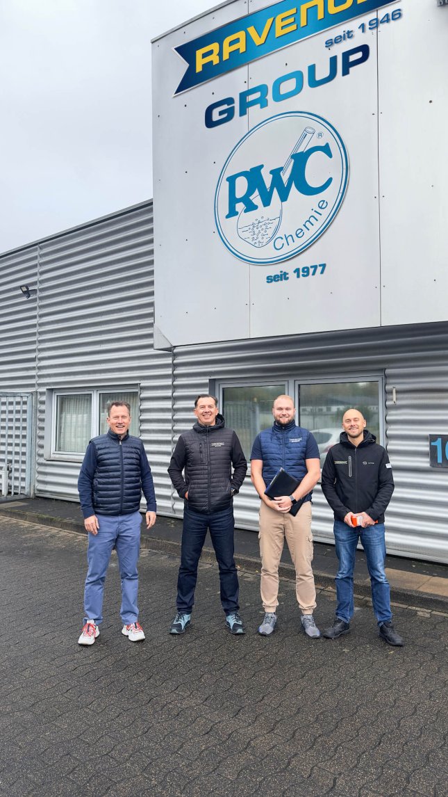 Gruppenbild vor dem Gebäude mit den beteiligten von RAVENOL