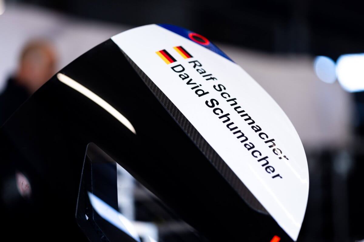 Flügeltür mit den Namen der Fahrer