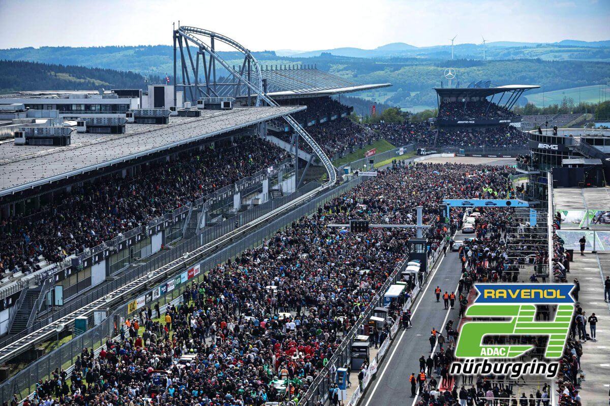 The starting grid with the visitors