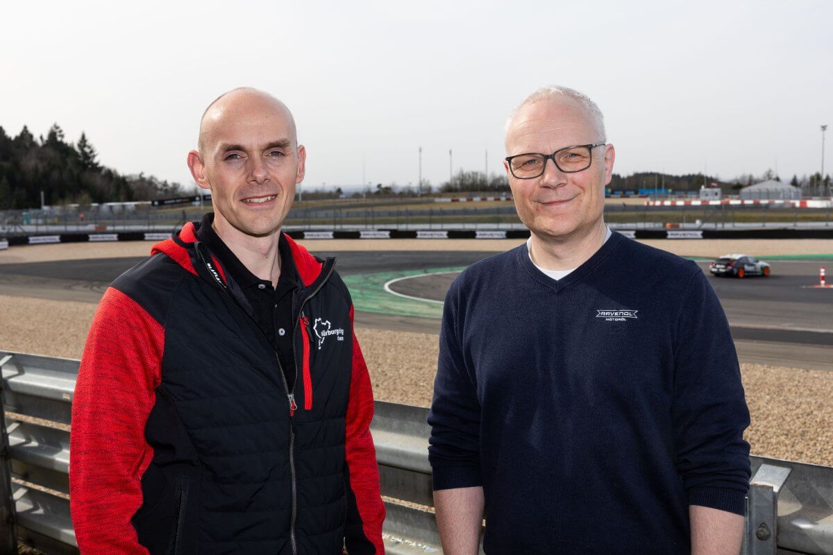 v.l.: Christian Stephani (Geschäftsführer des Nürburgrings), Martin Huning (Director RAVENOL Motorsport)